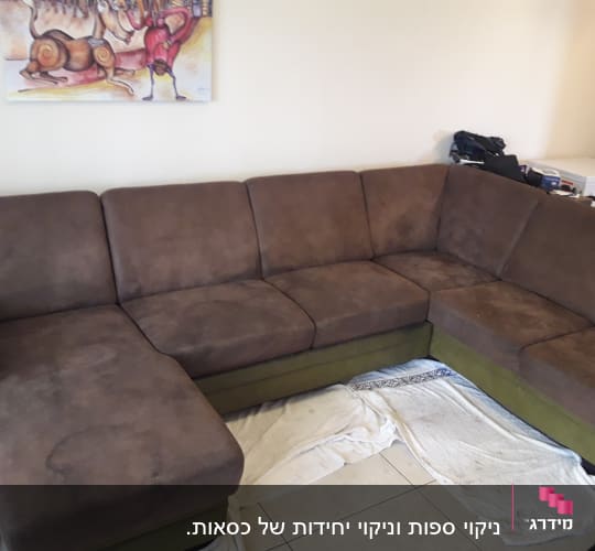 ספה חומה עם כתמים על מגבות לבנות
